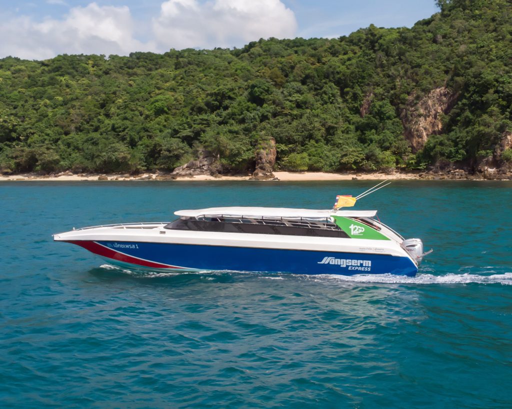 Speedboat by Songserm Express cruising on clear blue waters, ideal for travelers seeking quick and efficient transport between Thai islands like Koh Samui and Koh Tao, with a scenic ocean backdrop.