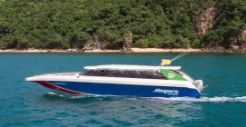 Speedboat by Songserm Express cruising on clear blue waters, ideal for travelers seeking quick and efficient transport between Thai islands like Koh Samui and Koh Tao, with a scenic ocean backdrop.